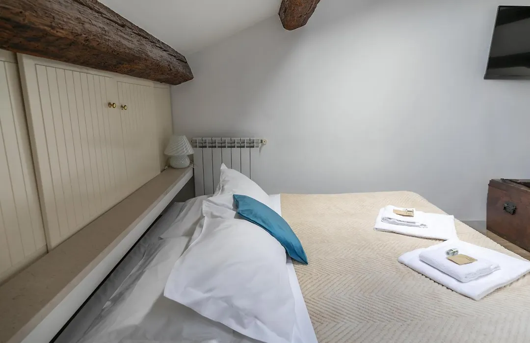 Nice Lovely Attic For 4 Person With Wifi - A/C-1